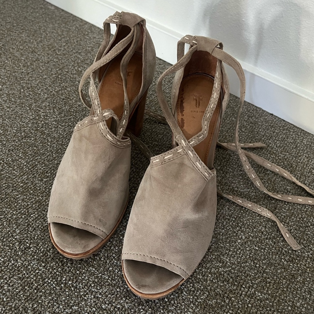 W8 Frye tie up sandals